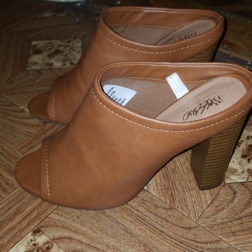 Mossimo tan peep toe mules